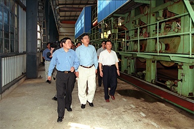 2000年9月19日，時任浙江省委書記張德江一行視察公司