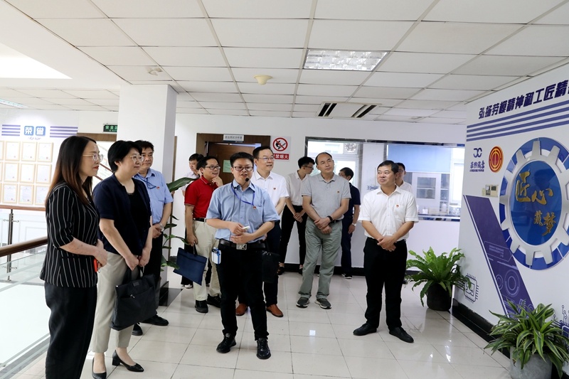 2020年7月14日，時任浙江省總工會黨組成員、副主席張衛(wèi)華一行蒞臨景興紙業(yè)調(diào)研推進新時代產(chǎn)業(yè)工人隊伍建設(shè)改革工作