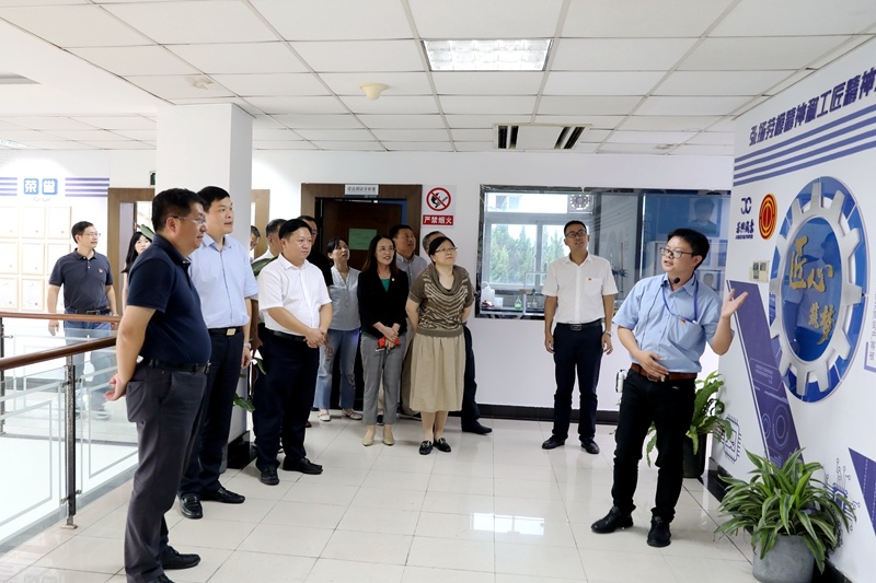 2020年7月29日，時任浙江省政協(xié)常委、社法委副主任、省總工會副主席、一級巡視員董建偉蒞臨景興紙業(yè)調(diào)研新時代工匠培育工作