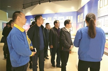 貴州省黔東南州委常委、榕江縣縣委書記賀代宏一行到公司參觀學(xué)習(xí)考察